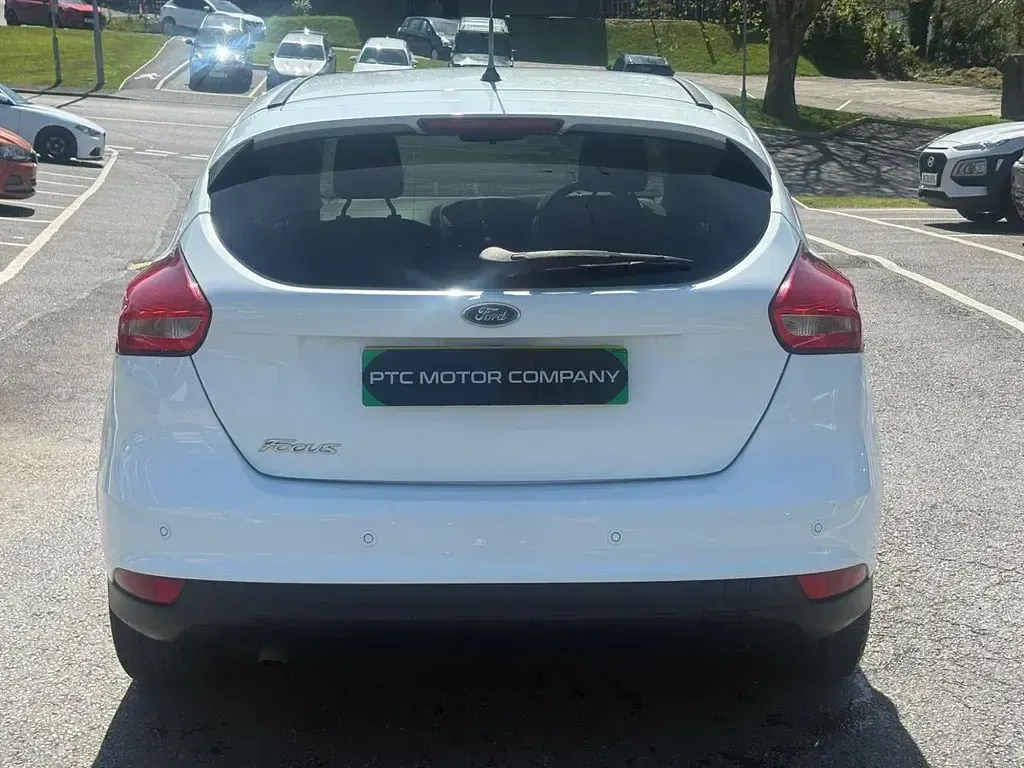 Used Ford Focus Zetec 120 HP (88 kW) 2014 White Hatchback