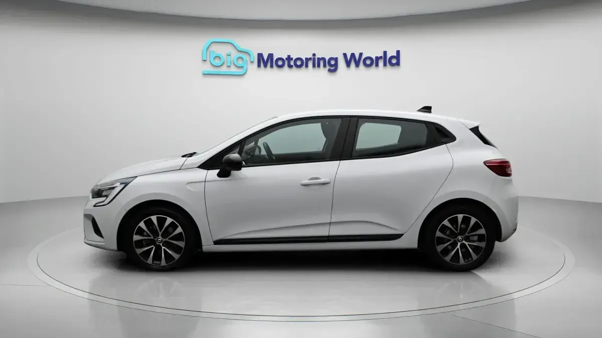 Used Renault Clio Evolution 141 HP (103 kW) 2023 White Hatchback