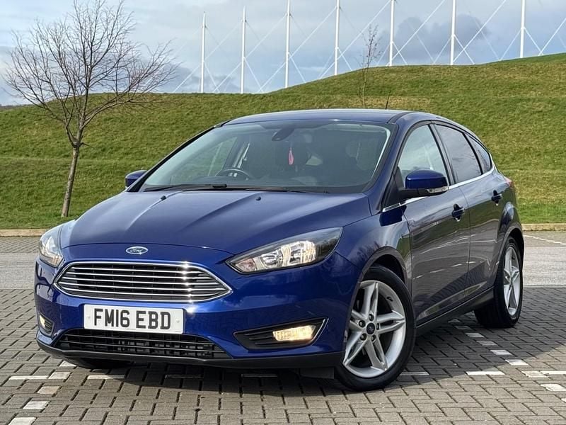 Used Ford Focus Zetec 125 HP (91 kW) 2016 Blue Hatchback