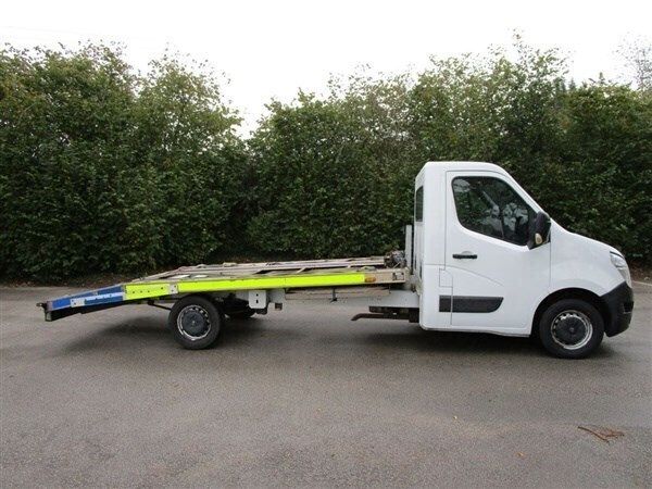White Used 2016 Nissan NV400 SE Van | £15,594 - Image 1/1