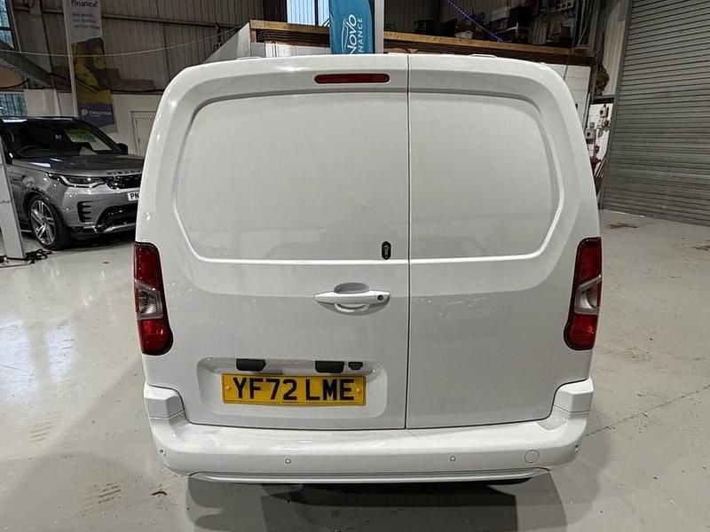 Used Citroën Berlingo 130 HP (95 kW) 2022 White MPV