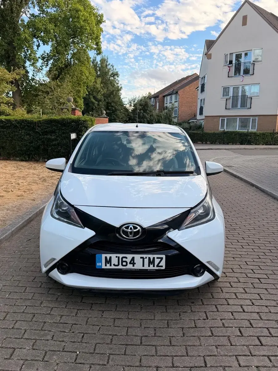 Used Toyota Aygo X-play 69 HP (50 kW) 2015 White Hatchback