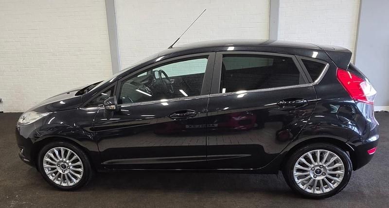Begagnad Ford Fiesta Titanium 2014 Svart Halvkombi