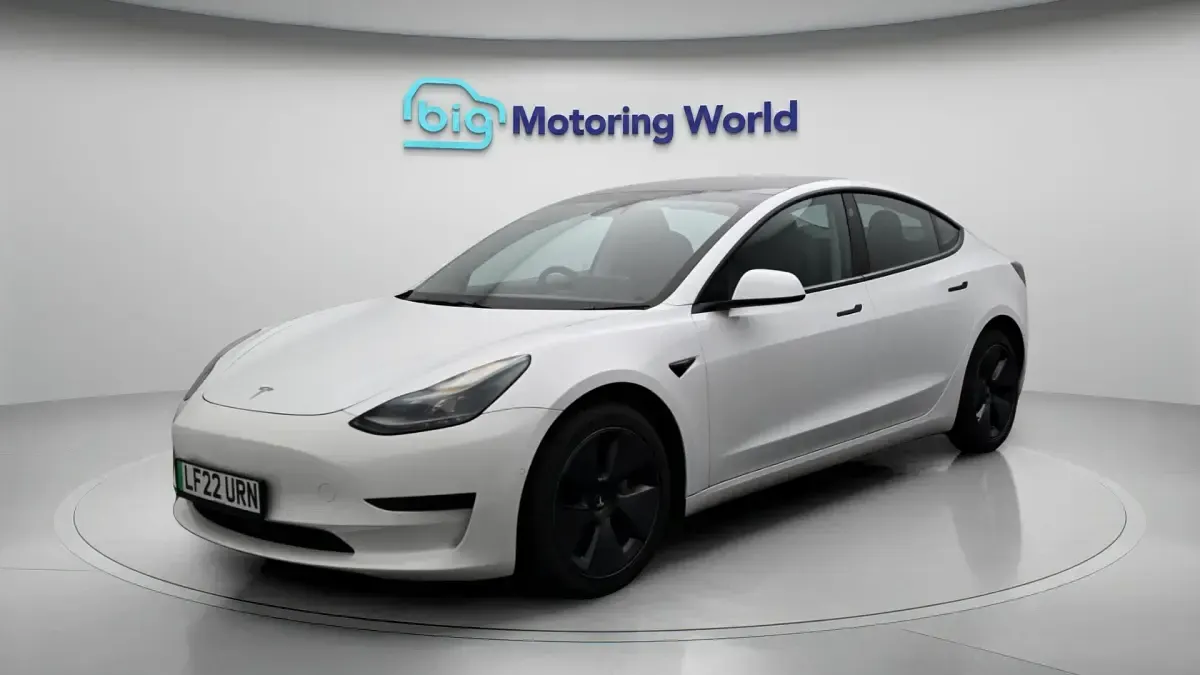 Used Tesla Model 3 Standard Range Plus 222 kW (302 HP) 2021 White Sedan