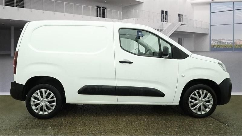 Used Citroën Berlingo 100 HP (73 kW) 2022 White MPV