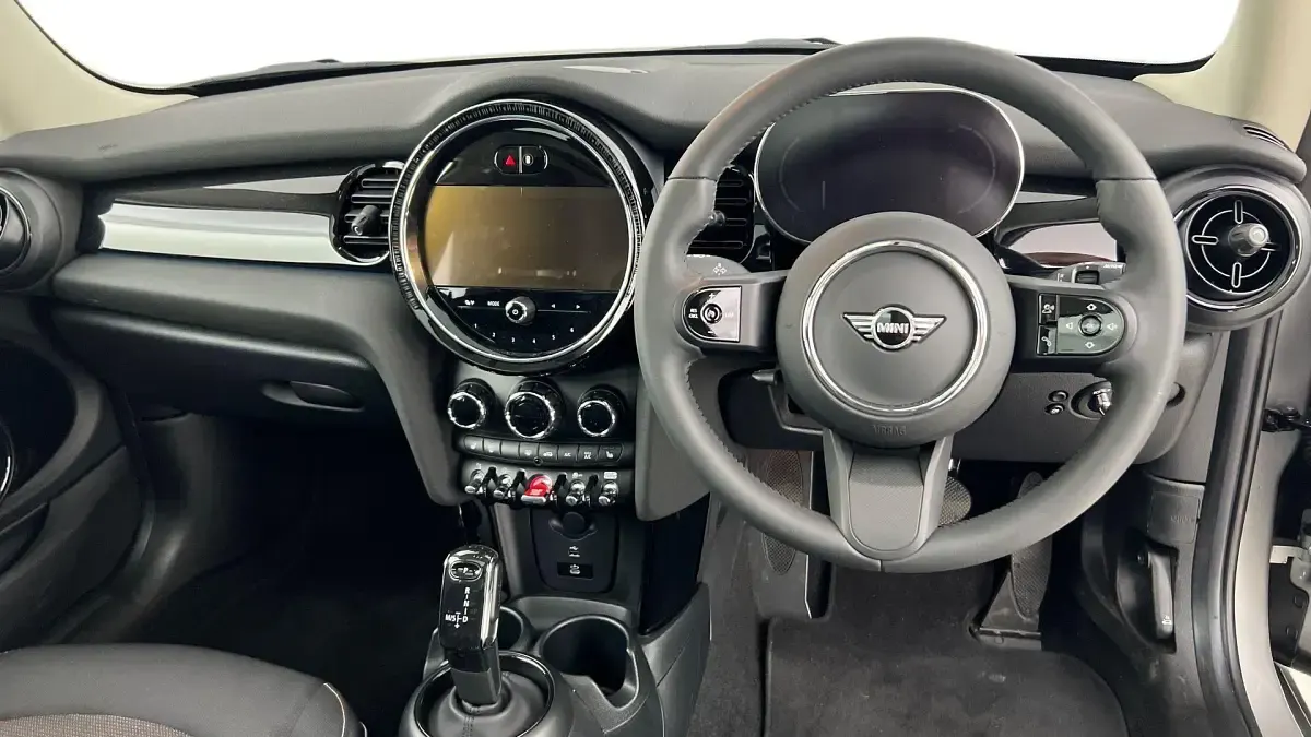 Usado Mini Cooper Classic 134 HP (98 kW) 2023 Prateado Citadino