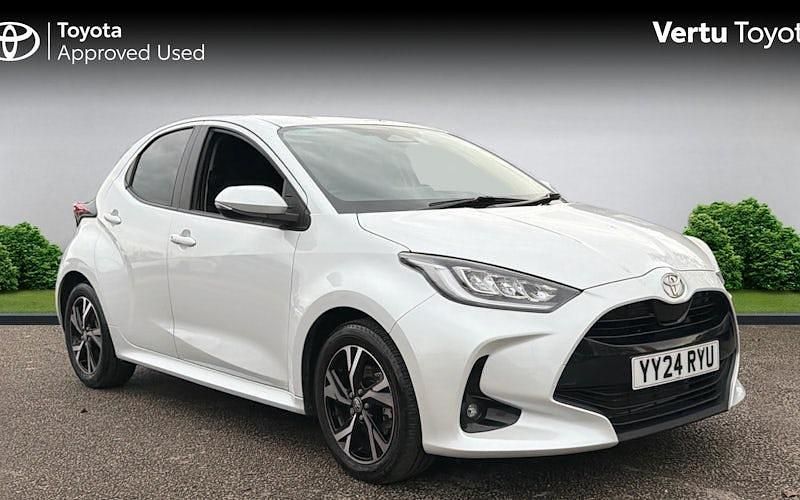 Used Toyota Yaris Hybrid Design 116 HP (85 kW) 2024 White Hatchback