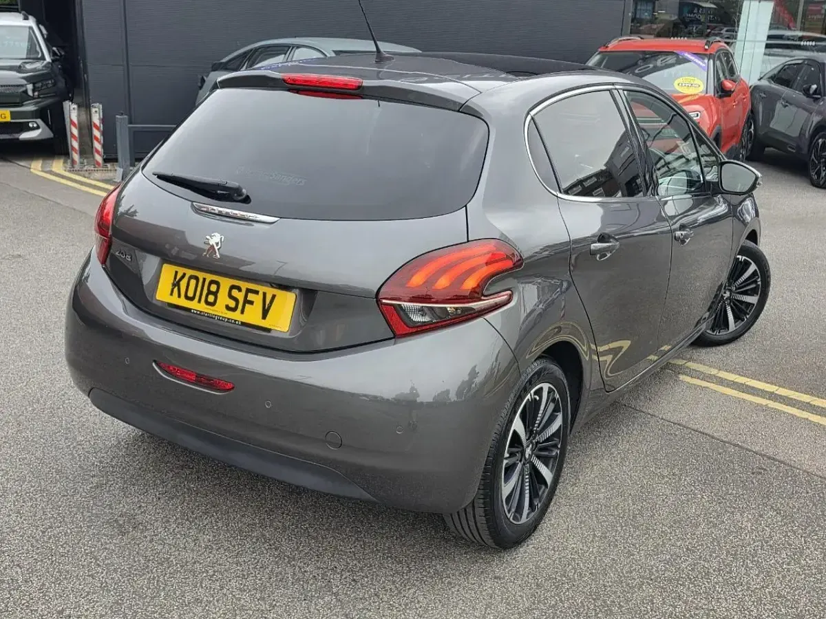 Used Peugeot 208 Allure Premium 81 HP (59 kW) 2018 Grey Hatchback