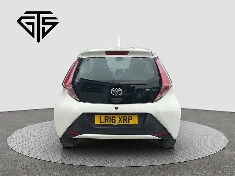Used Toyota Aygo X-play 68 HP (50 kW) 2016 White Hatchback