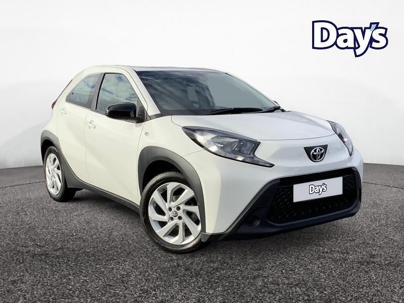Used Toyota Aygo X PURE 72 HP (52 kW) 2022 White SUV