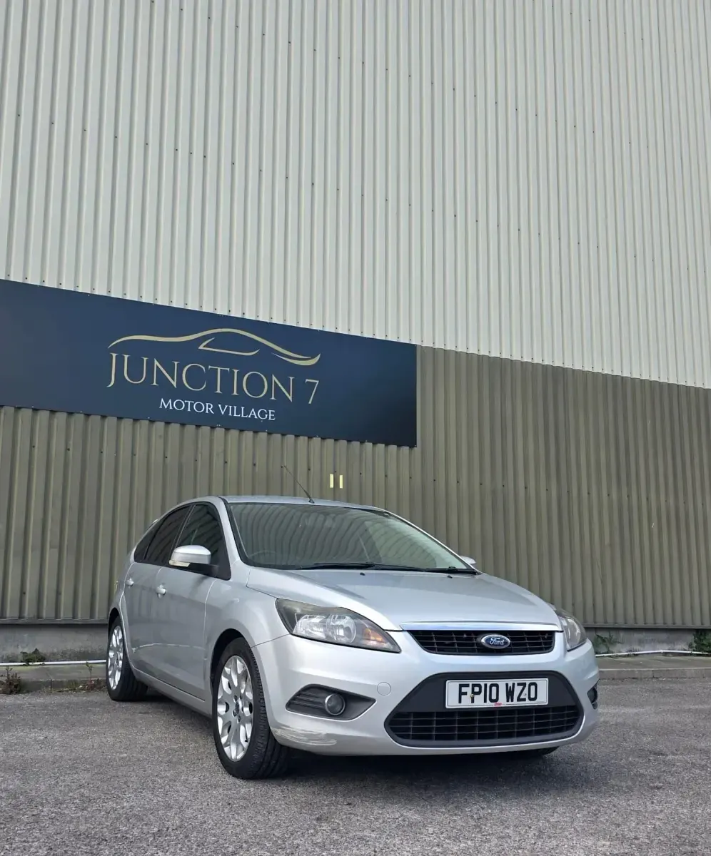 Używany Ford Focus Zetec 2010 Srebrny Hatchback