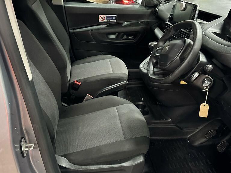 Used Peugeot Partner Premium 100 HP (73 kW) 2023 Grey MPV