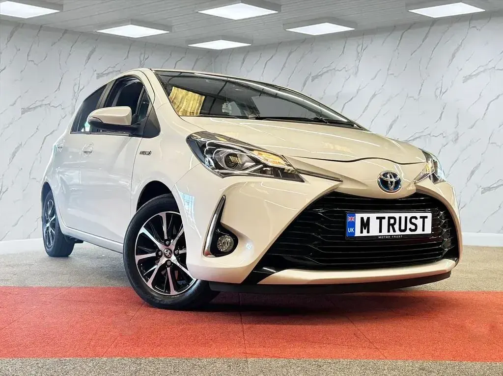 Used Toyota Yaris Hybrid 100 HP (73 kW) 2019 White Hatchback