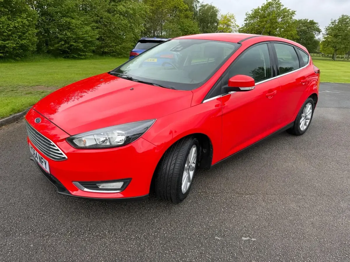 Used Ford Focus Titanium 120 HP (88 kW) 2014 Red Hatchback