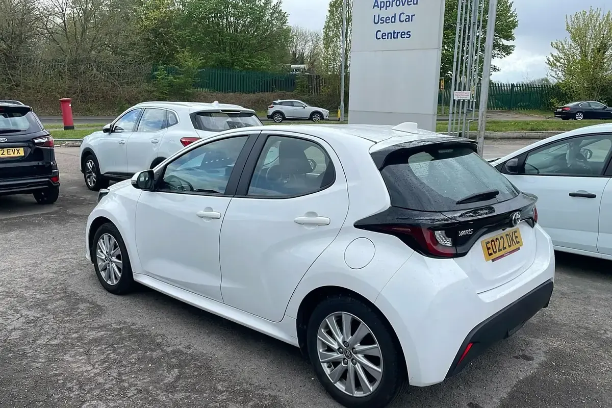 Begagnad Toyota Yaris 116 HK (85 kW) 2022 Vit Halvkombi