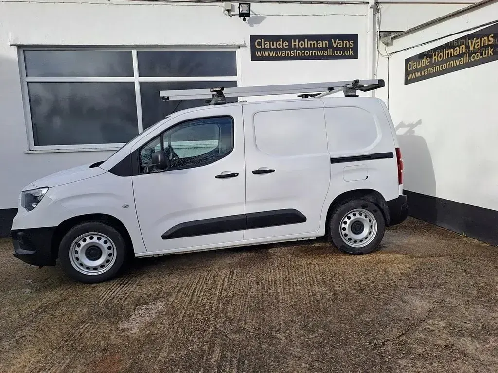Used Vauxhall Combo Edition 100 HP (73 kW) 2019 White Van