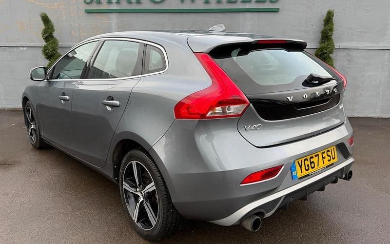 Begagnad Volvo V40 R-Design 122 HK (89 kW) 2019 Halvkombi