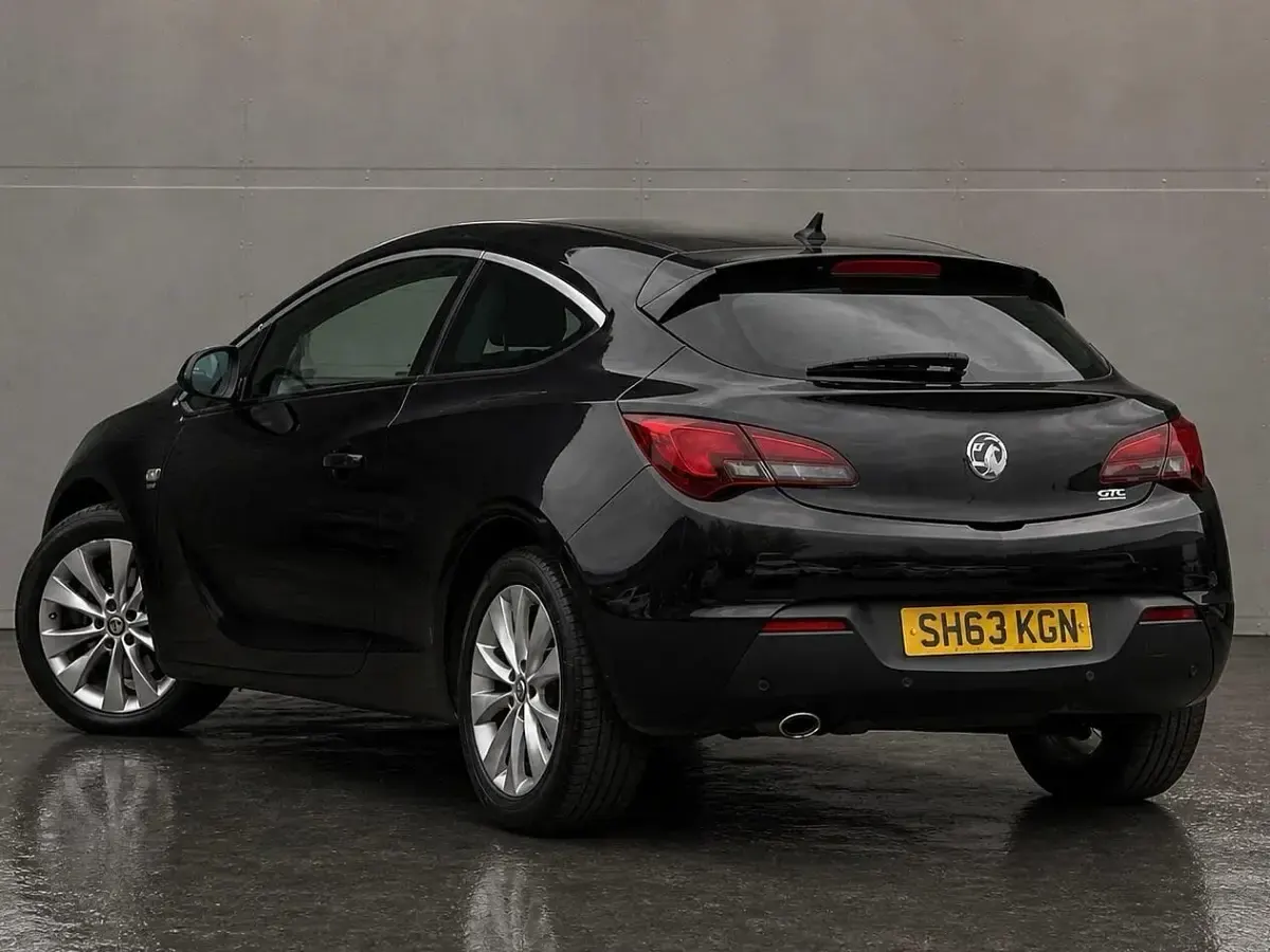 Second-hand Vauxhall Astra GTC SRi 180 CP (132 kW) 2013 Negru Hatchback