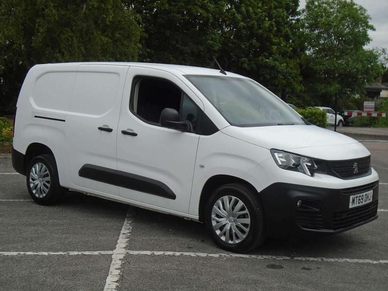 White Used 2020 Peugeot Partner MPV | £6,490 (Fair price) - Image 1/4