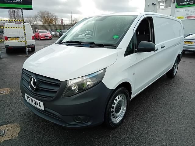 Used Mercedes Vito Progressive 160 HP (117 kW) 2022 White Van
