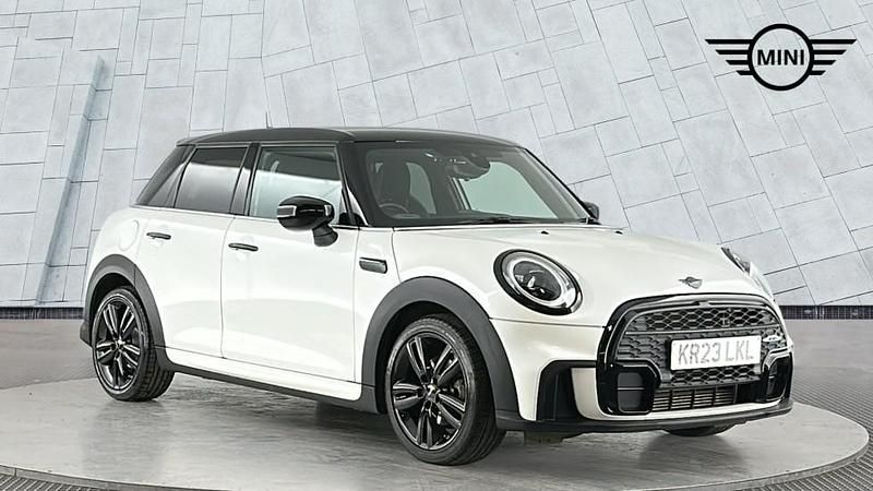 Usado Mini Cooper Hatch 134 HP (98 kW) 2023 Branco Citadino