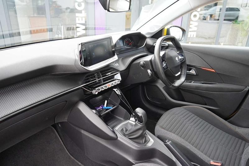 Used Peugeot 208 Active 74 HP (54 kW) 2020 Yellow Hatchback