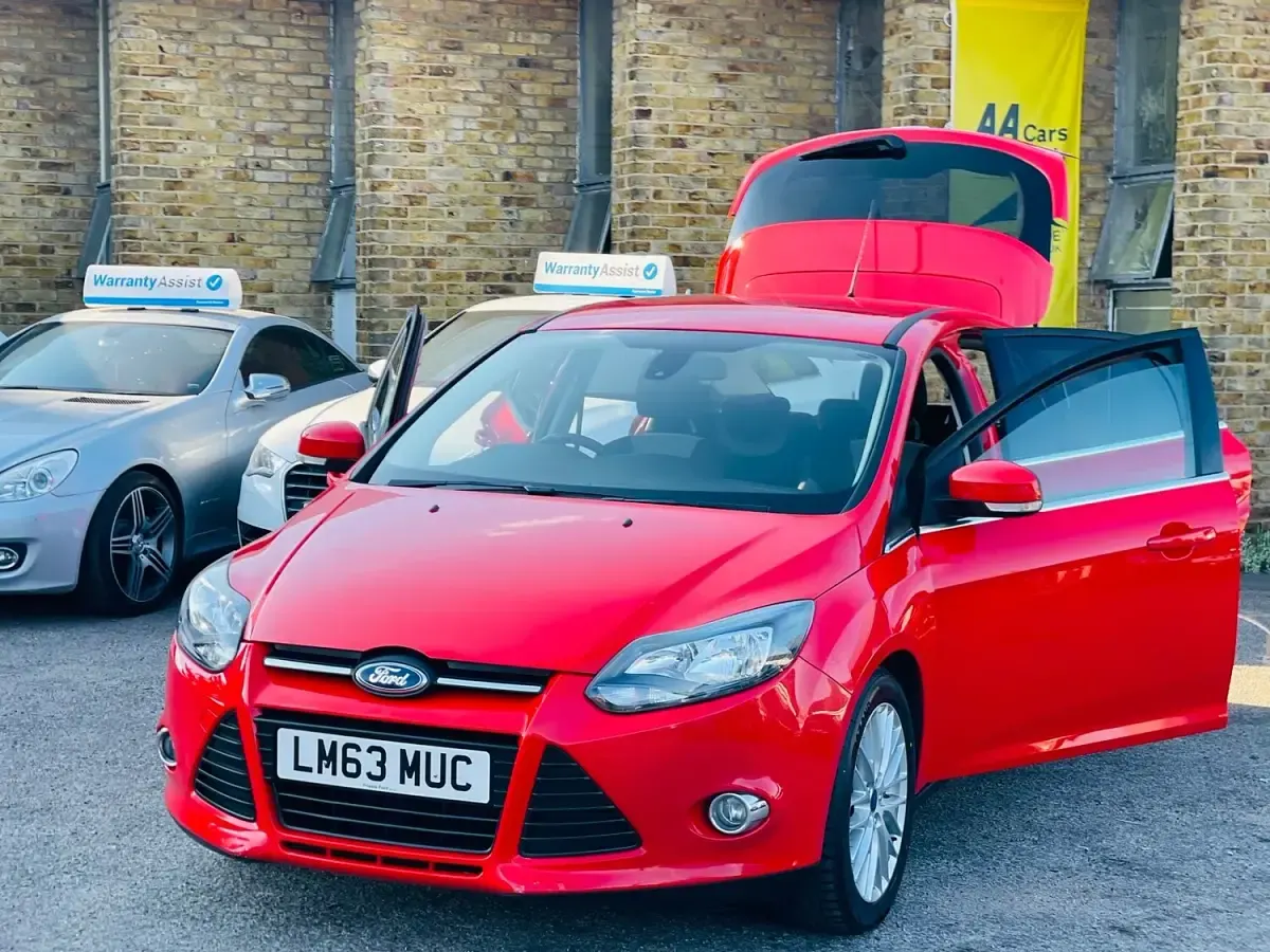 Used Ford Focus Zetec 125 HP (91 kW) 2013 Red Hatchback