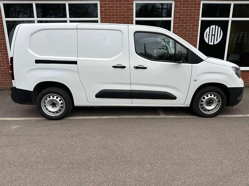 Second-hand Vauxhall Combo Edition 100 CP (73 kW) 2021 Alb Monovolum