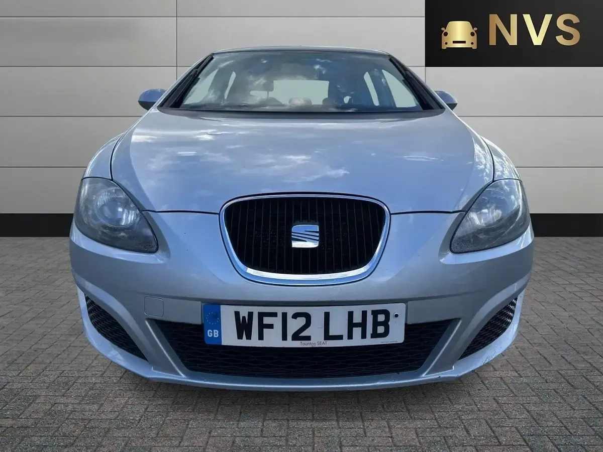 Begagnad Seat Leon Ecomotive 105 HK (77 kW) 2012 Silver Halvkombi