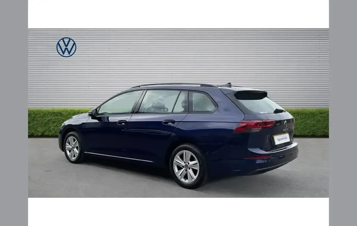 Used VW Golf VIII Life 110 HP (80 kW) 2023 Blue Estate