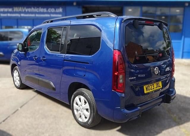 Used Vauxhall Combo Design Edition 101 HP (74 kW) 2023 Blue MPV