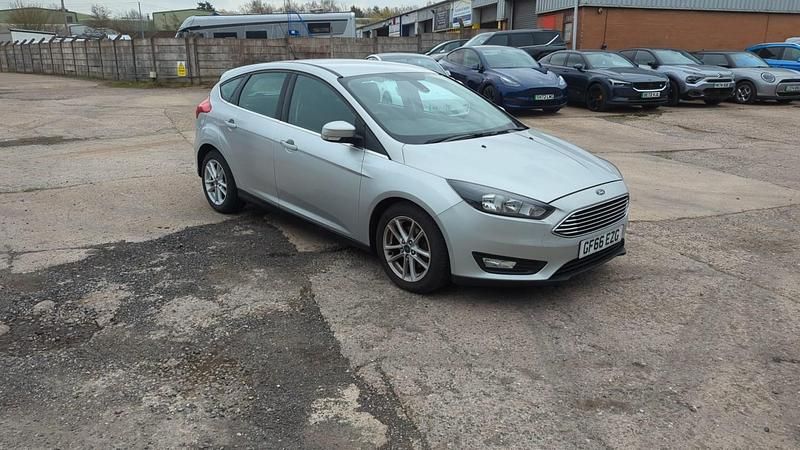 Begagnad Ford Focus Zetec 2016 Silver Halvkombi