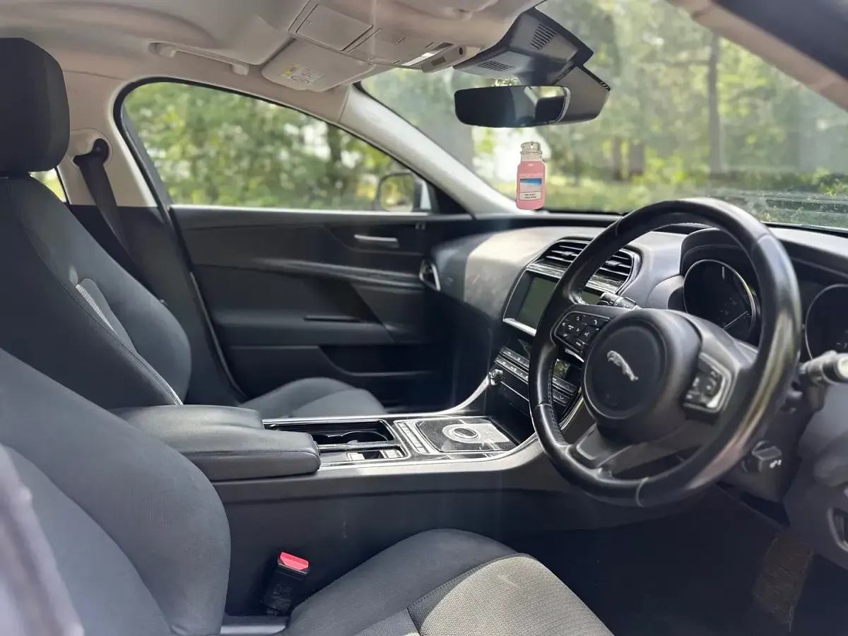 Used Jaguar XE SE 163 HP (119 kW) 2018 White Sedan