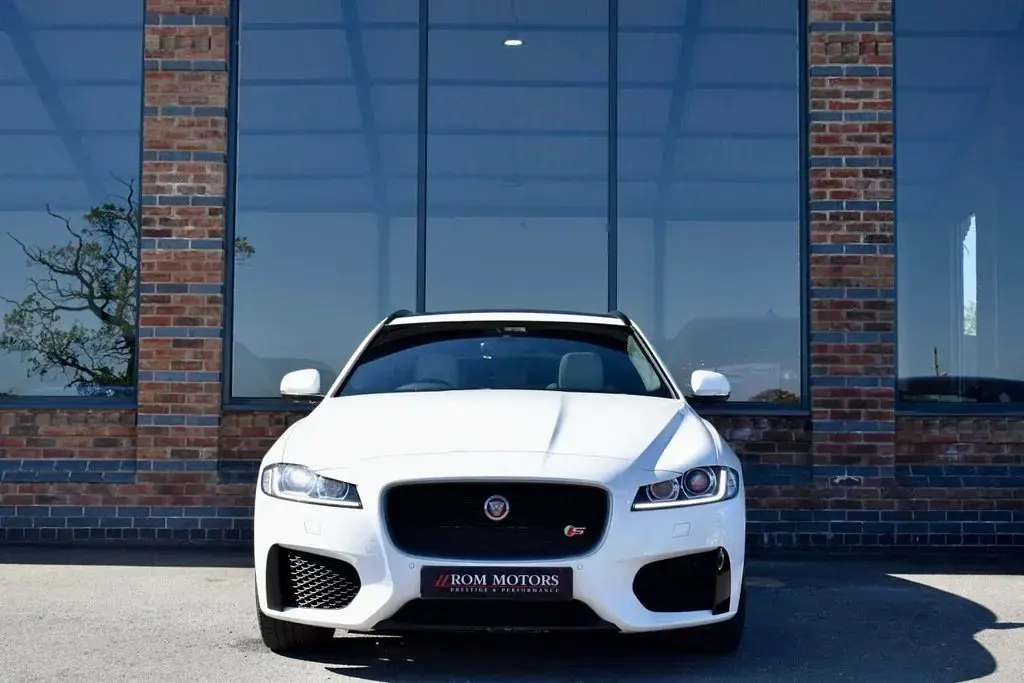 Used Jaguar XF Sportbrake S 300 HP (220 kW) 2019 White Estate