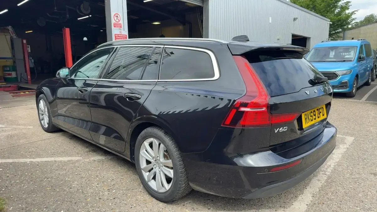 Usado Volvo V60 Momentum 150 HP (110 kW) 2019 Preto Carrinha