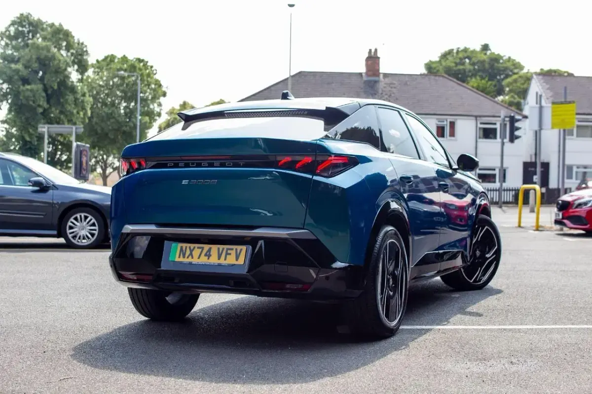 Used Peugeot e-3008 GT 152 kW (207 HP) 2024 Blue SUV