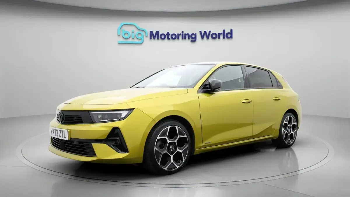 Used Vauxhall Astra Ultimate 130 HP (95 kW) 2023 Yellow/black Hatchback