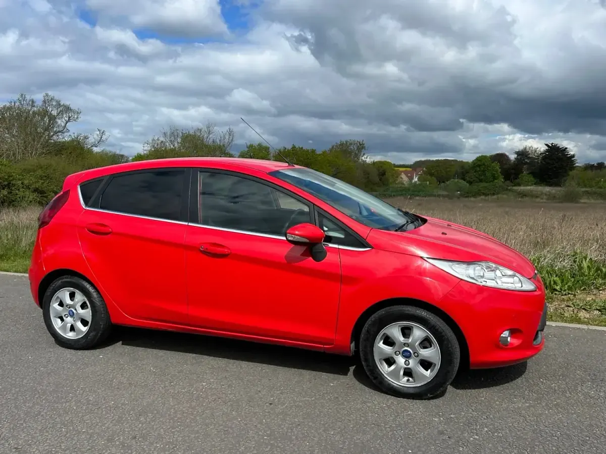Używany Ford Fiesta Titanium 95 KM (69 kW) 2011 Czerwony Hatchback