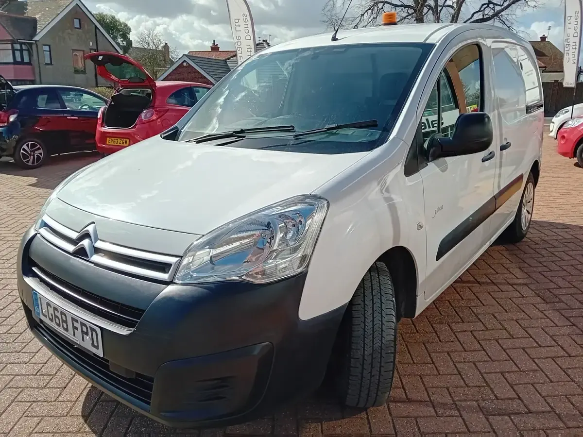 Usado Citroën Berlingo 49 kW (67 CV) 2018 Blanco Monovolumen