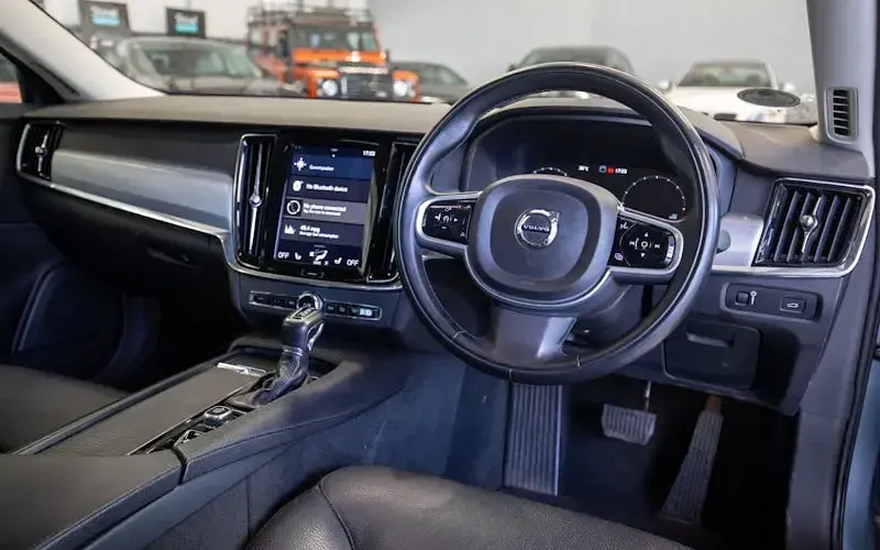 Used Volvo S90 Momentum 190 HP (139 kW) 2018 Blue Sedan