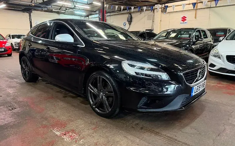 Used Volvo V40 R-Design 122 HP (89 kW) 2019 Hatchback