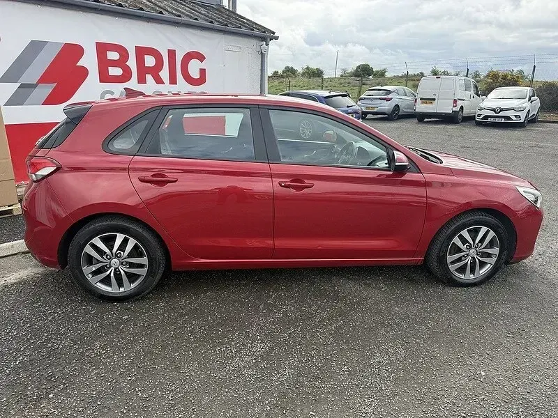Used Hyundai i30 SE 110 HP (80 kW) 2017 Red Hatchback