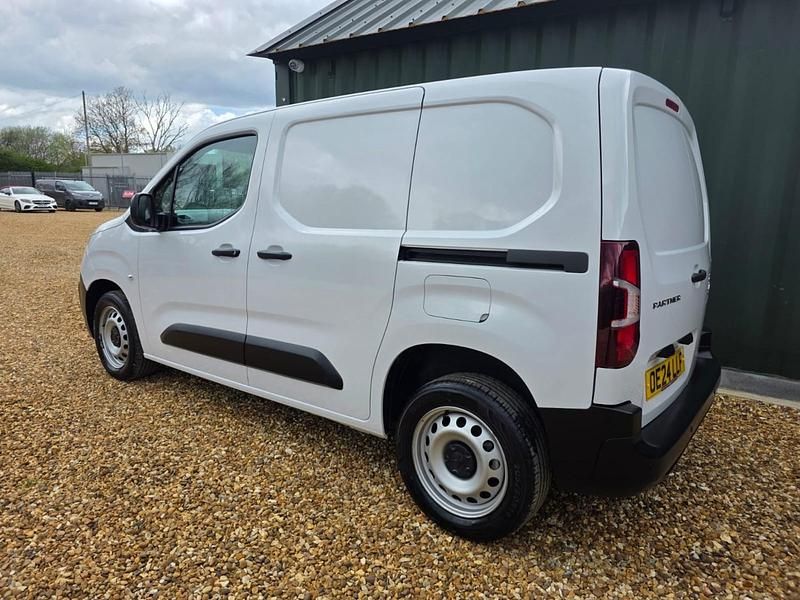 Second-hand Peugeot Partner Premium 131 CP (96 kW) 2024 Alb Monovolum