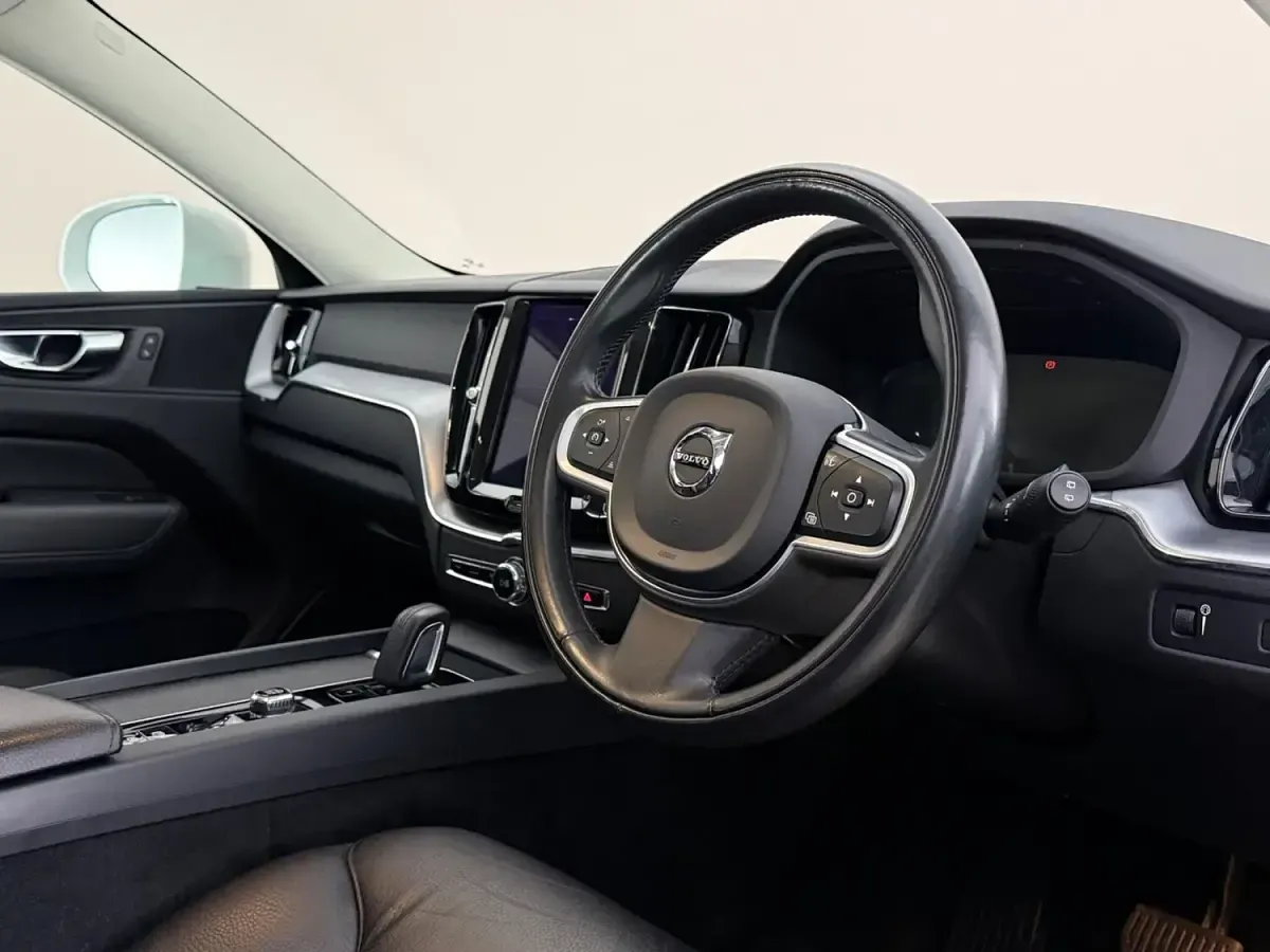 Used Volvo XC60 Momentum 250 HP (183 kW) 2021 White SUV