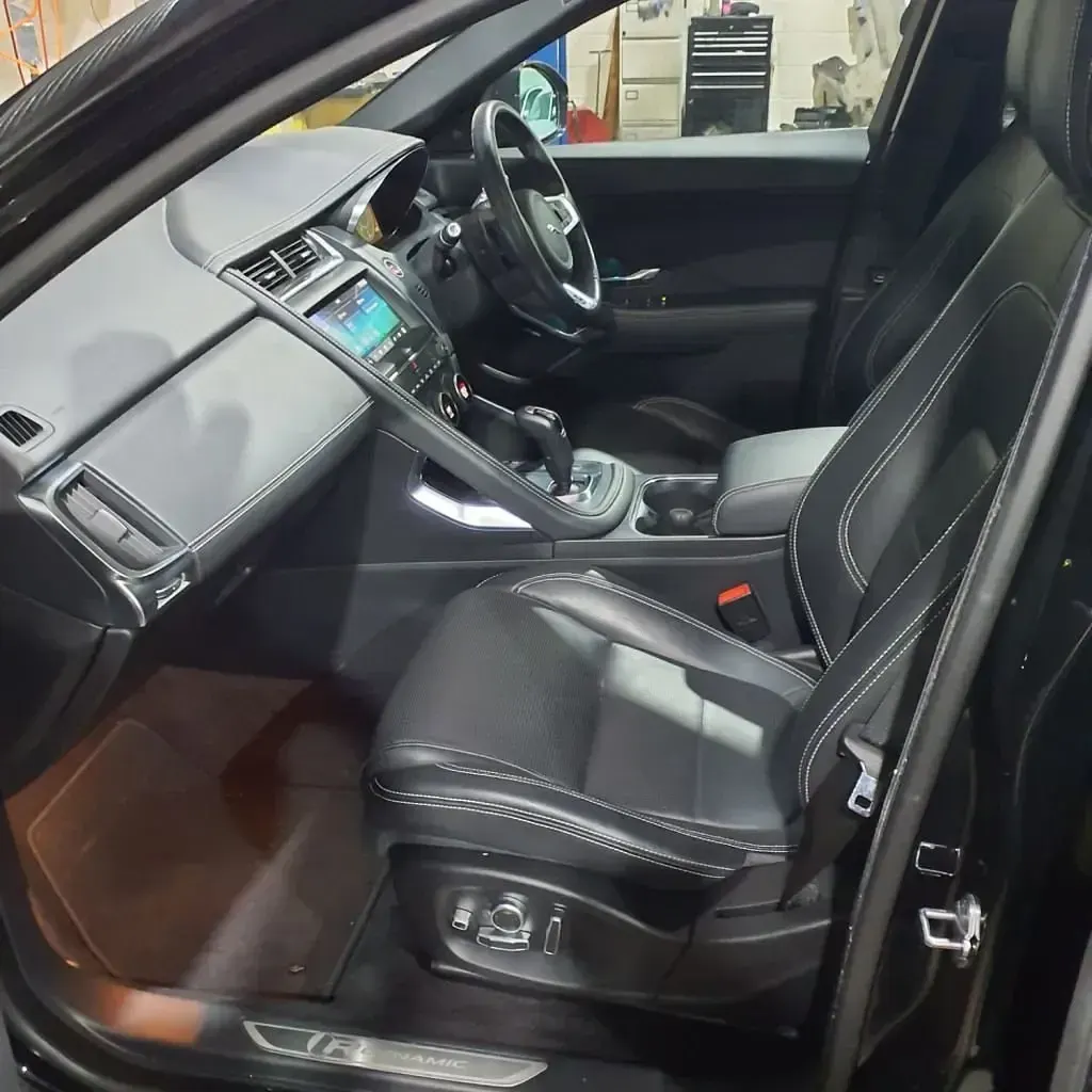 Usado Jaguar E-Pace R-Dynamic 240 CV (176 kW) 2019 Negro SUV