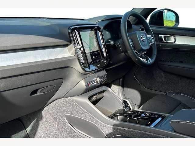 New Volvo XC40 Plus 161 HP (118 kW) 2026 White SUV