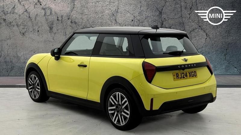 Used Mini Cooper Hatch 154 HP (113 kW) 2024 Yellow Hatchback