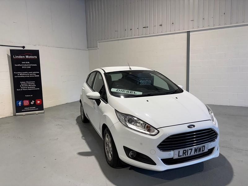 Begagnad Ford Fiesta Zetec 2017 Vit Halvkombi