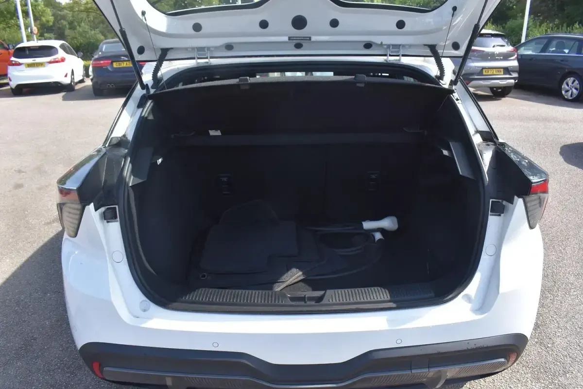 Used MG MG4 EV SE 2023 White Hatchback
