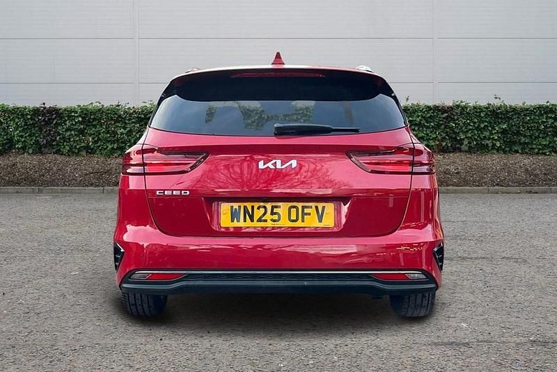 Używany Kia Ceed 138 KM (101 kW) 2025 Czerwony Hatchback